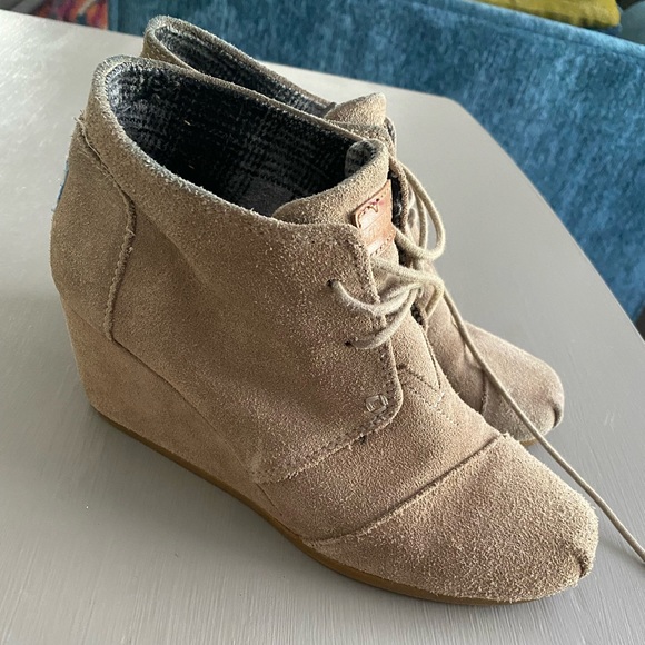 TOM’s Booties - Picture 2 of 3